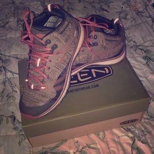 WOMENS KEENS HIKING SHOES